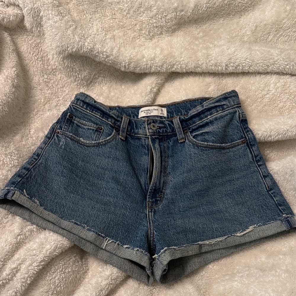 Abercrombie & Fitch the Rise Mom Short High Rise